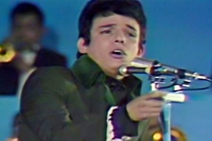 Jose Jose singing 'El Triste'